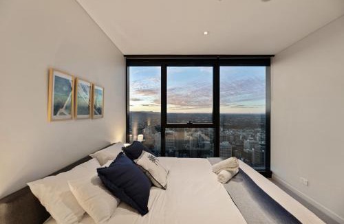Brisbane Central Business District Apartment | Skytower 72nd Floor 3BR with Parking, Pool and Gym