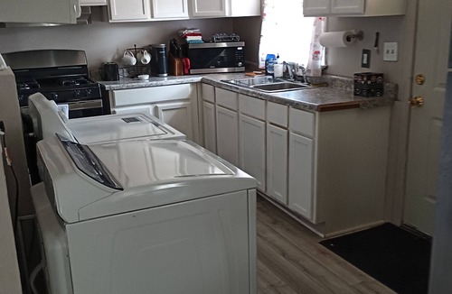 Carbondale House | Small and Cozy 3-bedroom house with AC in enchanting Carbondale