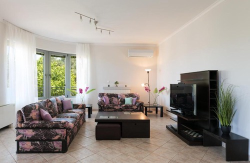 Katochori Apartment | Solena - Garden Escape with Views near Chania