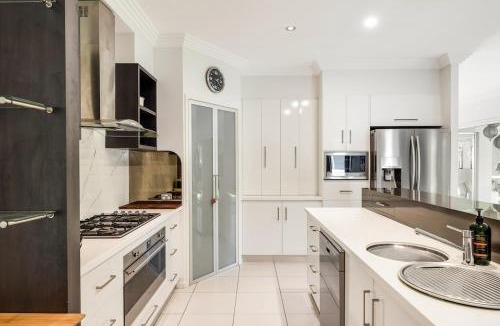 Middle Ridge House | Sophistication & Style Near Gabbinbar!