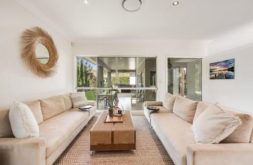 Middle Ridge House | Sophistication & Style Near Gabbinbar!