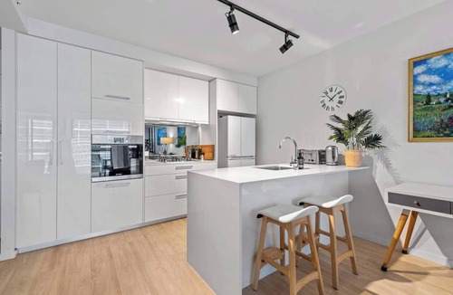 South Brisbane Apartment | South Bank Living! ~ 1Bed, 1Bath, 1Car, Balcony