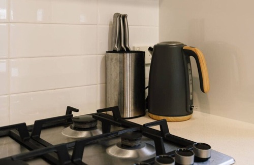 Logan Reserve House | Spacious 4B Near Logan with Parking