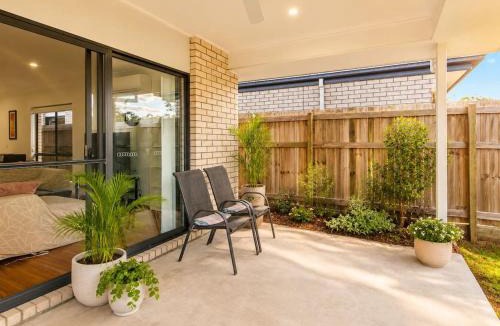 Logan Reserve House | Spacious 4B Near Logan with Parking