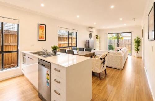 Logan Reserve House | Spacious 4B Near Logan with Parking