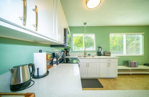 Punaluu House | Spacious 5 Bedroom Home/2 Kitchens in Oahu's Countryside