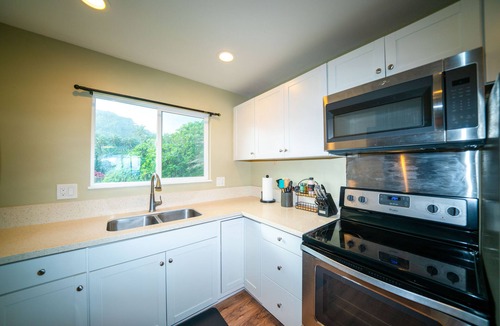 Punaluu House | Spacious 5 Bedroom Home/2 Kitchens in Oahu's Countryside