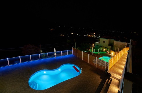Kavallos House | Spacious Getaway by Lake Kournas★ 2 Private Pool!