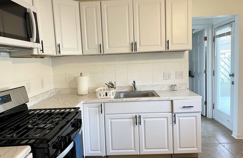 Columbus House | Spacious Home Sleeps 10, 3bdr, 2 bth, 7 minutes to downtown.