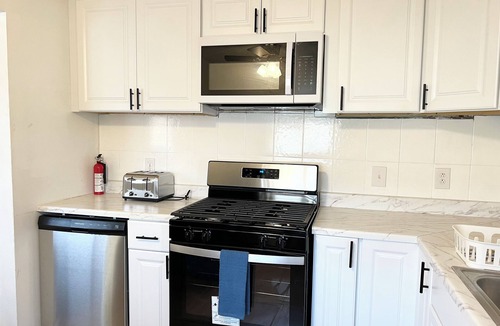 Columbus House | Spacious Home Sleeps 10, 3bdr, 2 bth, 7 minutes to downtown.