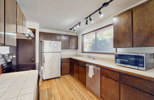 East Wenatchee House | Spacious home w/game room, private hot tub, mountain views, & bbq grill
