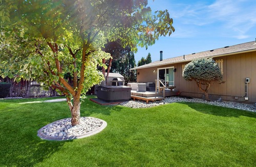 East Wenatchee House | Spacious home w/game room, private hot tub, mountain views, & bbq grill