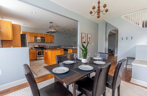 East Liberty House | Spacious Modern 7BR Retreat ~ 3 Story Gem in Pittsburgh