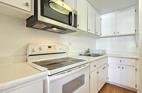 Waikiki Apartment | Spacious Studio Apt. with WiFi and A/C - Super close to Beach & Zoo