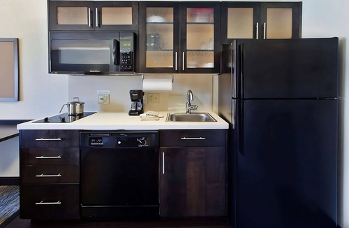 Gahanna Hotel | Stay Close to Downtown Columbus, Ohio! 3 Rooms, Pets Are Welcome & Parking!