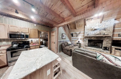Gatlinburg - Pigeon Forge Cabin | Streamsong Secluded Creek View Cabin with Hot Tub and Pool Table by RedAwning