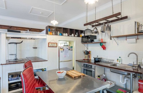 Ashgrove Apartment | Studio in Ashgrove W/Bedroom Loft