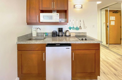 Waikiki Hotel | Studio in the HEART of Waikiki! Steps to the BEACH with Full Kitchenette
