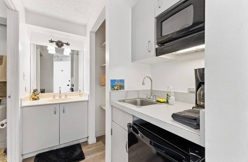 Waikiki Condo | Studio Steps From Waikiki Beach - #906-A