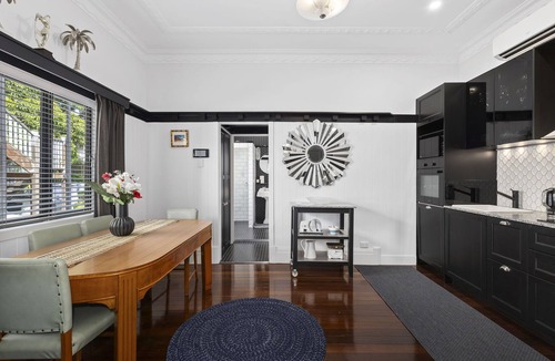 Highgate Hill Apartment | Stunning Art Deco 1 Bedroom, Wifi & Parking Close to Southbank