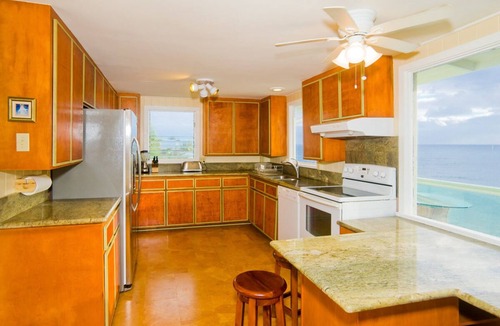 Hilo House | Stunning, majestic, oceanfront location, with stunning view and air conditioning