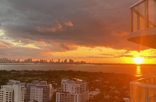 Mid Beach Condo | Stunning ocean view full service living on Miami Beach.