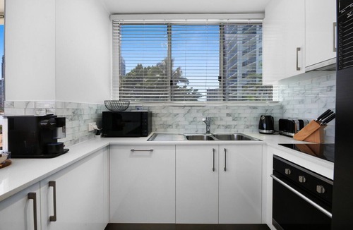 Surfers Paradise Apartment | Stylish 2-Bed in Surfers Paradise with River Views
