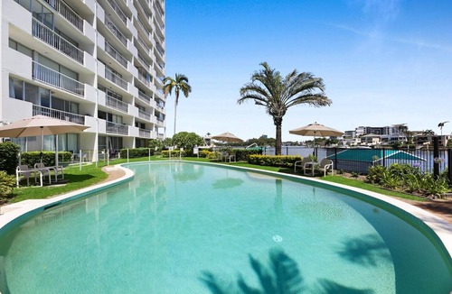Surfers Paradise Apartment | Stylish 2-Bed in Surfers Paradise with River Views