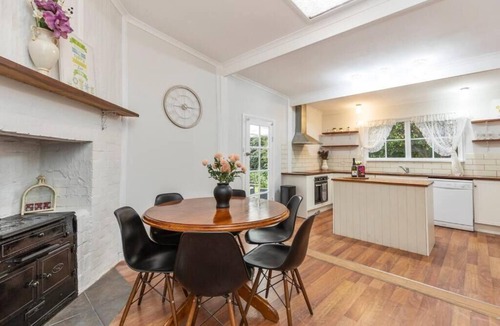 Lake Albert House | Stylish Lake Albert Cottage. Wagga Wagga