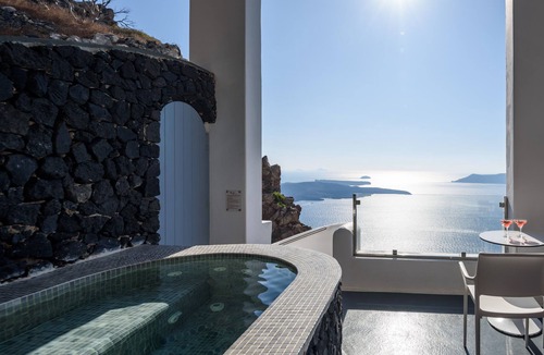 Imerovigli House | Suite with Hot tub at Pegasus Suites & Spa