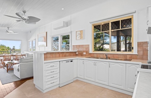 Yamba House | SunDayz Beautiful spacious pet friendly home next to the ocean.