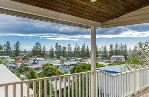 Yamba House | SunDayz Beautiful spacious pet friendly home next to the ocean.