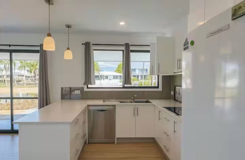 Broadbeach Waters House | Sunset Shores Escape – Broadbeach Poolside Stay