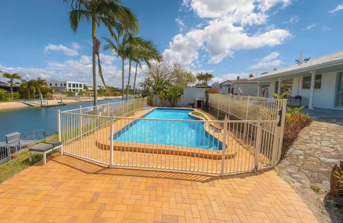 Broadbeach Waters House | Sunset Shores Escape – Broadbeach Poolside Stay