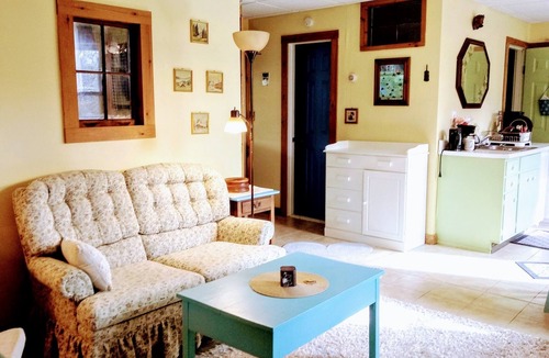 New Paltz Apartment | SUPERB VILLAGE LOCATION! SWEET APARTMENT w/PRIVATE DECK in historic district
