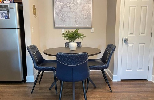 Westerville Apartment | The Cozy Queen's Flat | No Steps | Gated Community
