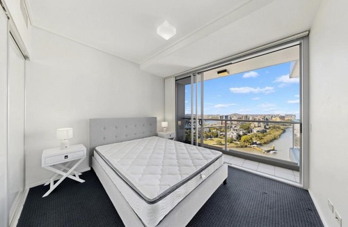 Brisbane Central Business District Apartment | The Gilded Gallery I Art-Inspired Luxe Retreat