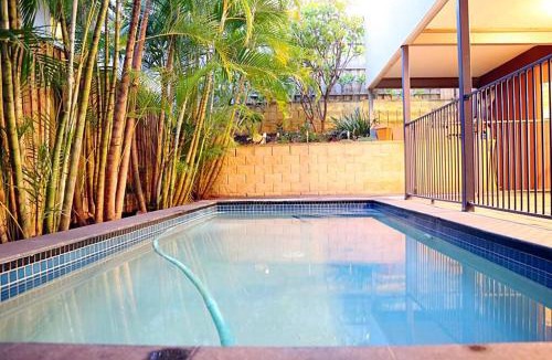 Surfers Paradise House | The Palm - Best Location in Surfers Paradise