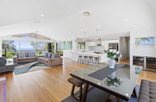 Tallai House | The Panorama Retreat Sleeps 23 14 Beds