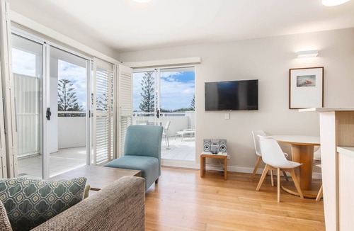 Kingscliff Apartment | The Pool Resort Kingscliff - One Bed Spa Suite (2218) - Holiday Management Co.