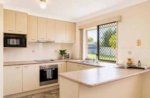 Rochedale South House | The Sunny Brick Cottage | Bright Home w/Patio