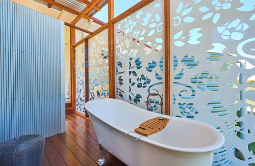 Middle Pocket House | The Vale Farmstay & Animal Sanctuary Hot Tub, Natural Pool, Fire Pit,Wood Oven