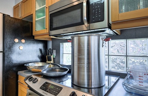 Pirates Beach House | Top Floor Suite with Oceans Views, 3 Min Walk to Beach & Dog Friendly