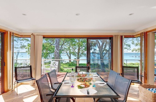 Callala Bay House | Tradewinds – extensive deck over the water