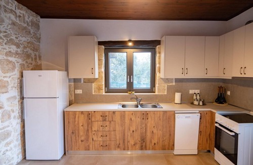 Pemonia Villa | Traditional Villa in fres