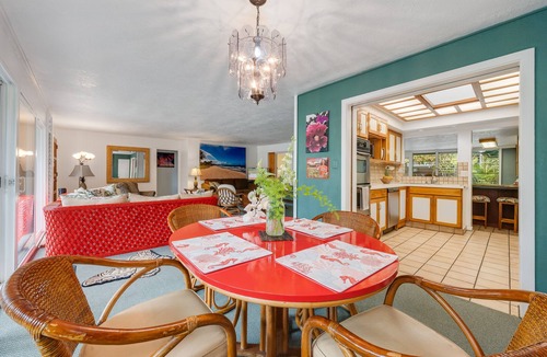 Kailua House | Tropical Gardens,4 Bdr, Large Yard, Pool, 5 min Walk to Beach,Koi Pond, Kailua