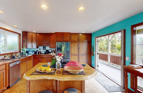 Kehena House | Tropical hideaway near Kehena Black Sand Beach with WiFi & washer/dryer