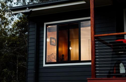Rathdowney House | Tuckeroo Cottages - Rosella Cottage