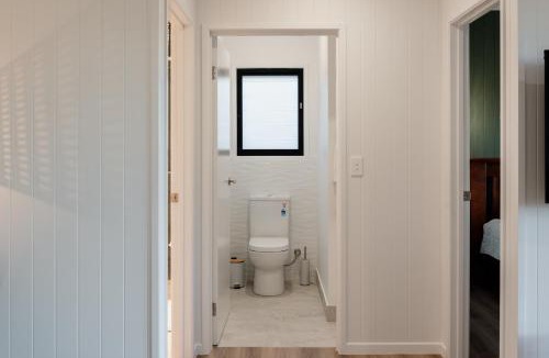Rathdowney House | Tuckeroo Cottages - Rosella Cottage