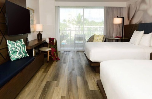 Lihue Hotel | Unforgettable Getaway on Kaua'i's Hidden Gem! Garden View Room w/Balcony! Pool!